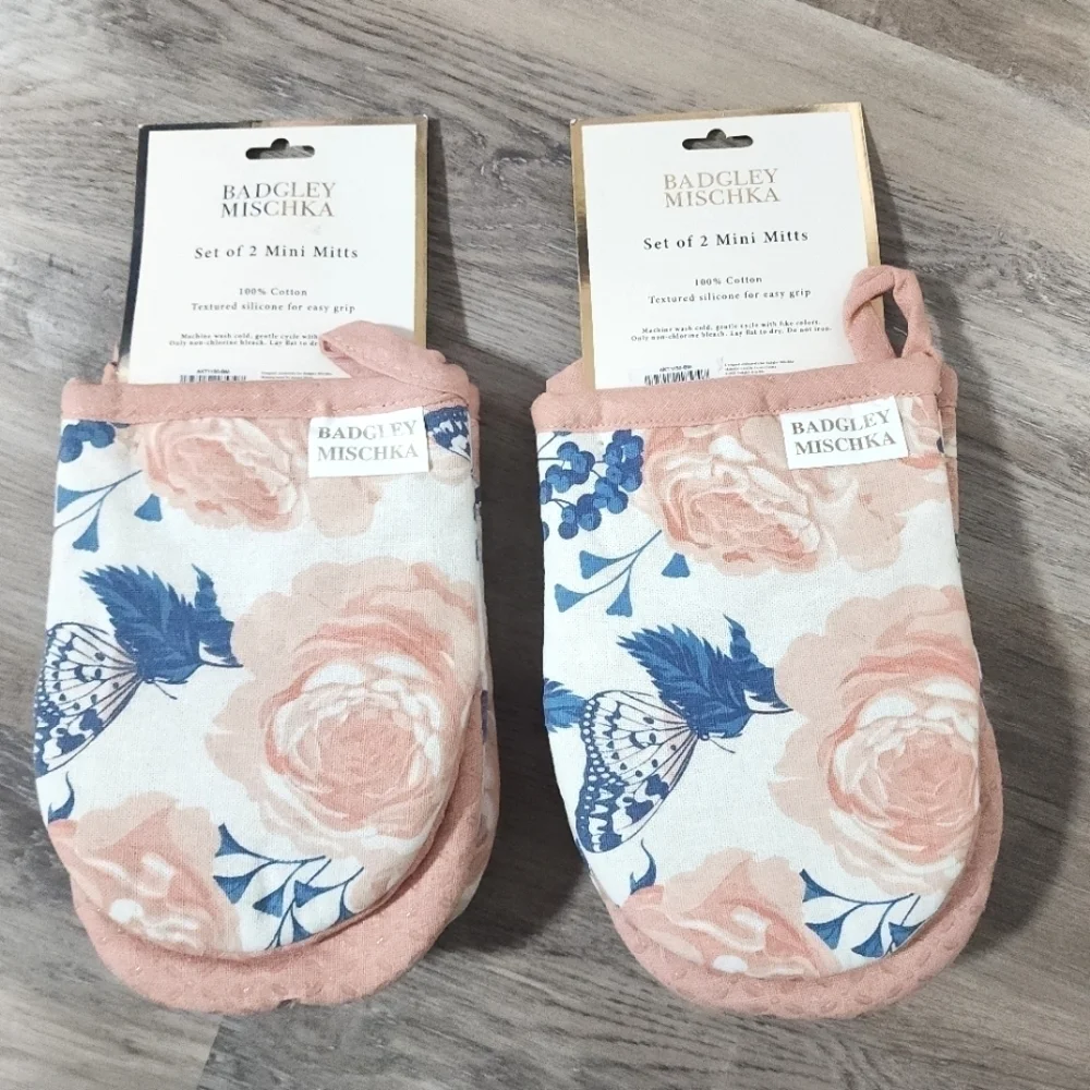 Badgley Mischka 2 Sets of Mini Oven Mitts - New With Tags